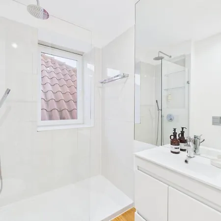 Daire Bright 1br W/ Ac In Historic Alfama | By Airnest *