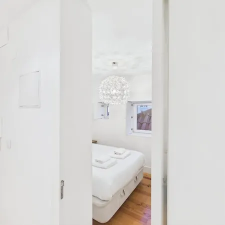 Bright 1br W/ Ac In Historic Alfama | By Airnest Lisbona