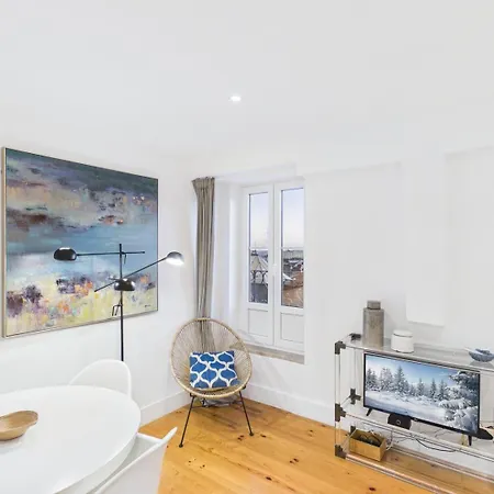 Daire Bright 1br W/ Ac In Historic Alfama | By Airnest *