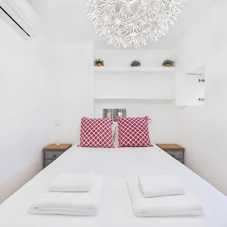 Daire Bright 1br W/ Ac In Historic Alfama | By Airnest Lisboa